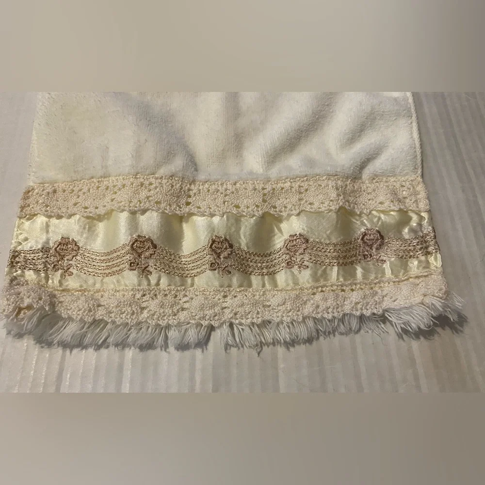 The Avanti Look 1978 lace floral trim USA VTG hand towel